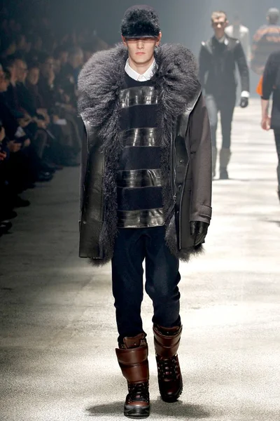 Look 32